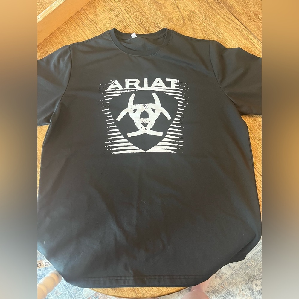 Ariat Women's Black Graphic Top. Excellent Condition.